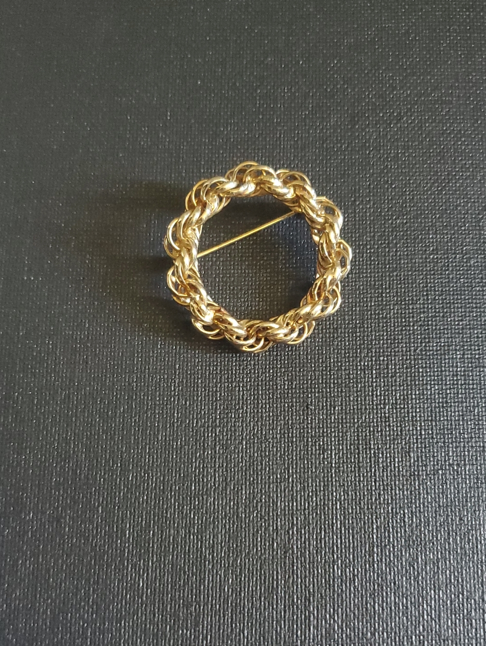 Vintage Gold-Tone Braided Circle Rope-Like Chain Wreath Brooch - Women's Jewelry
